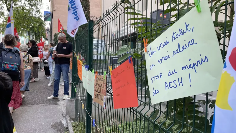 Près de 200 personnes manifestent pour le statut des AESH à Marseille