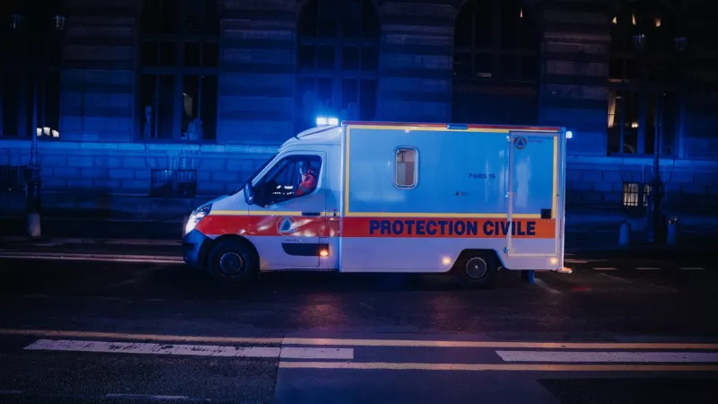 Camion de protection civile, Paris, France. ©Unsplash