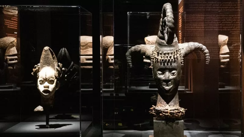 L'exposition présente des "oeuvres magnifiques et majeures" comme ces têtes de masque. ©Musée des Confluences/Lyon