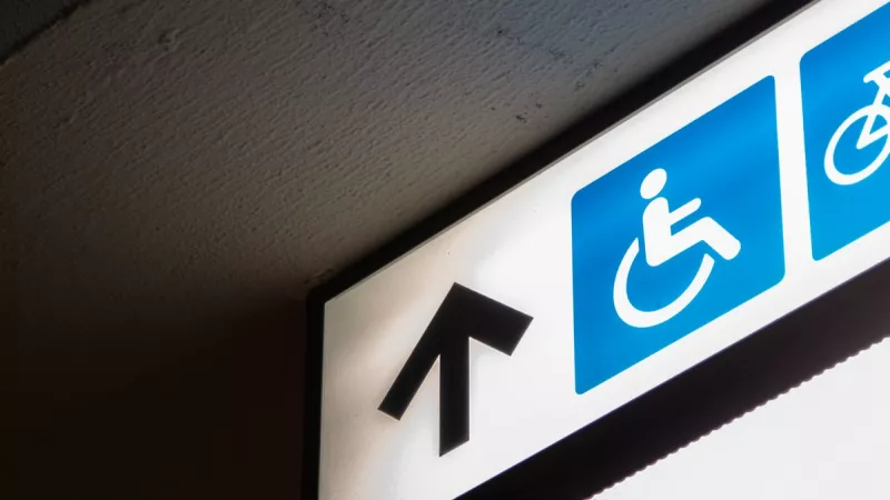 Signe d'accessibilité pour personne en situation de handicap dans le métro. ©Unsplash