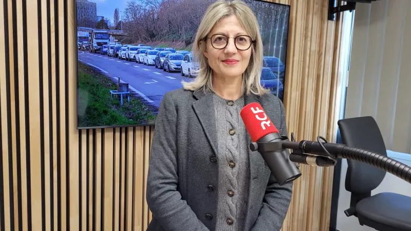 Frédérique Lardet, présidente du Grand Annecy, dans les studios de RCF Haute-Savoie. ©Victorien Duchet/RCF