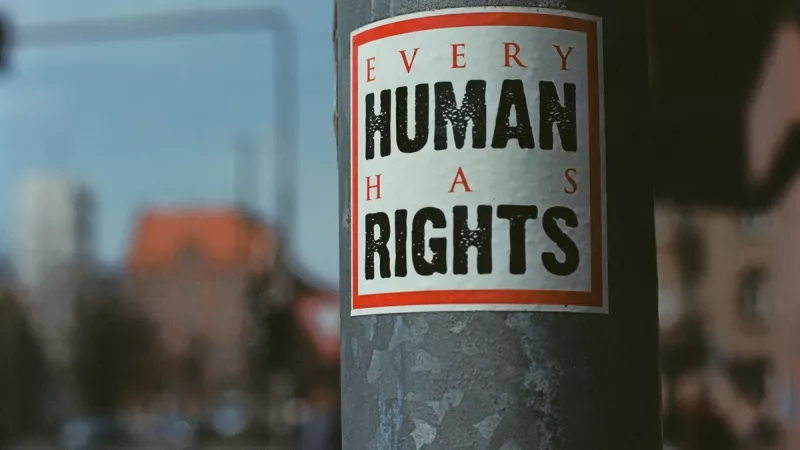 Autocollant "Tous les hommes ont des droits". ©Unsplash
