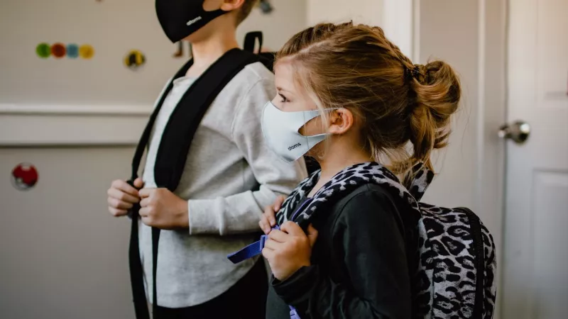 Enfants portant un masque lors de la rentrée scolaire de 2019, en France. ©Unsplash
