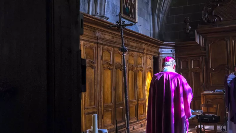  France, Valence, 2022-02-22. Un eveque est de dos a cote d une croix dans la sacristie de la cathedrale de Valence. Photographie de Nicolas Guyonnet / Hans Lucas.