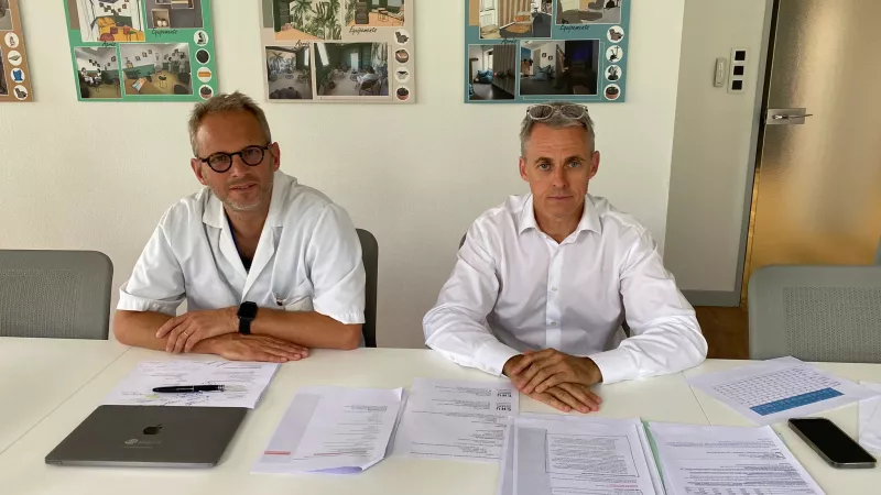 Le docteur Guillaume Bouhours et le directeur général adjoint, Arnaud Pouillart, sont confiants pour l'été au CHU d'Angers ©RCF Anjou