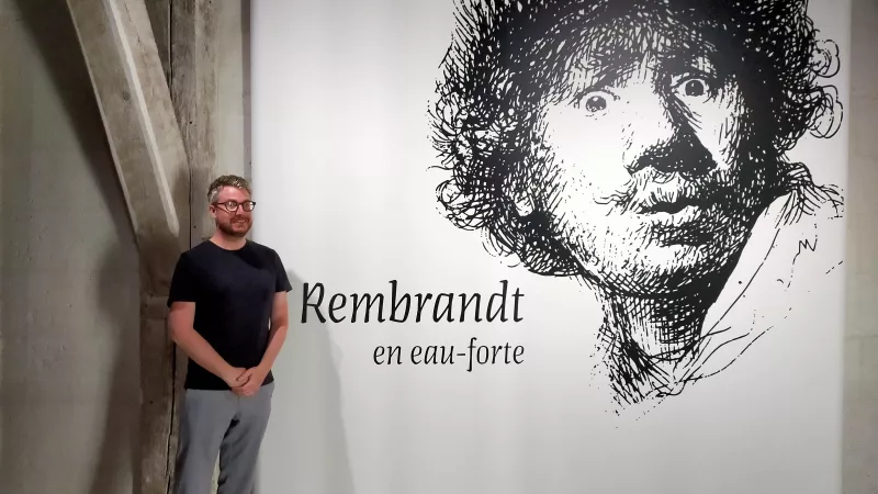 Gatien du Bois devant l'entrée de l'exposition Rembrandt en eau-forte ©RCF Anjou