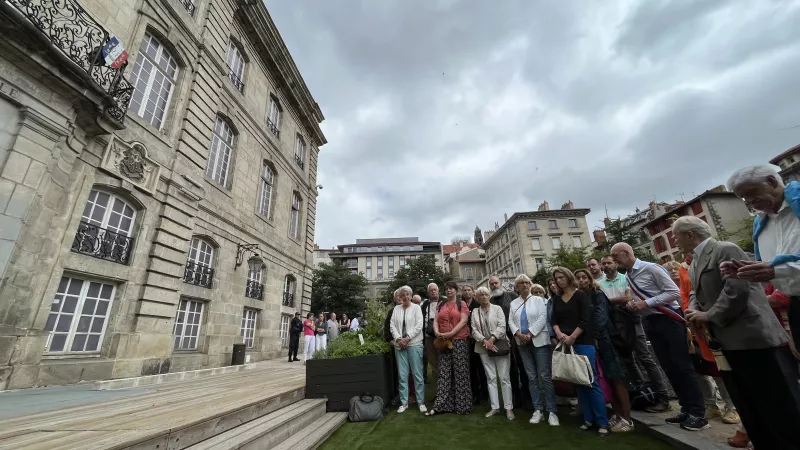 Rassemblement citoyen devant la mairie du Puy en Velay
