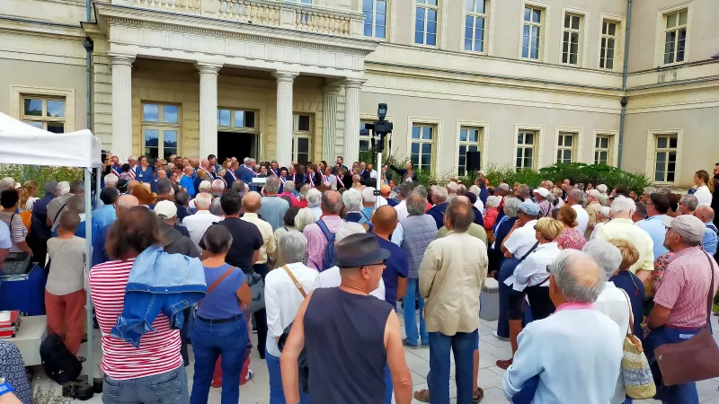 Le maire Jean-Marc Verchère fait un discours devant plusieurs centaine d'Angevins pour appeler au calme ©RCF Anjou