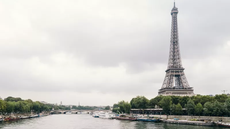 Tour Eiffel de Paris vu de la Seine. ©Unsplash