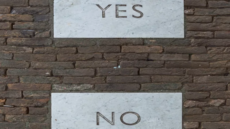 Pancarte "Oui" "Non". ©Unsplash