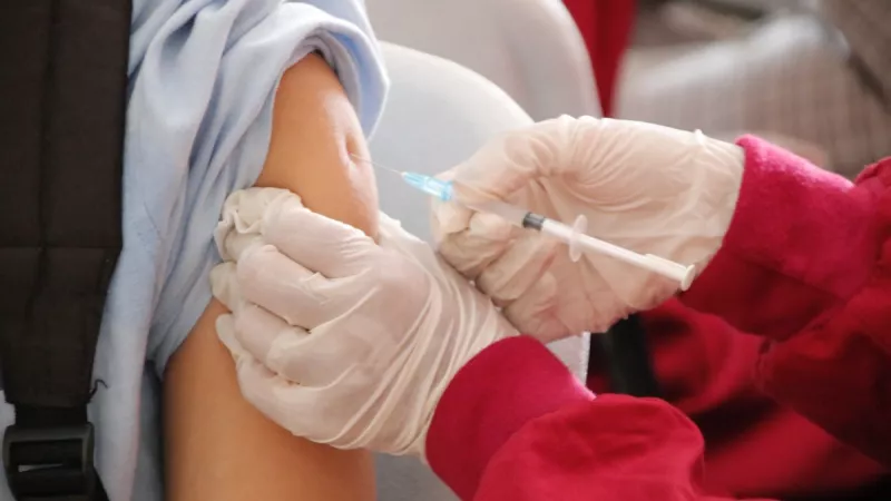 Patient se faisant vacciner contre le Covid-19. ©Unsplash