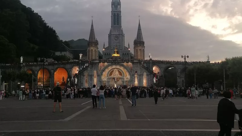 Lourdes - La basilique de l'Immaculée-Conception (niveau supérieur) et la basilique Notre-Dame-du-Rosaire (niveau inférieur). Photos: Marie pour RCF