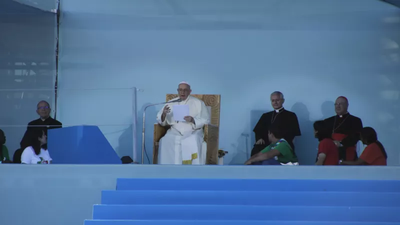 ©Armelle Delmelle - Le pape François prononcant son discours aux jeunes des JMJ à Lisbonne