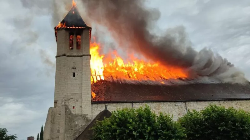 Le toit de l'église Saint-Georges a entièrement brûlé. ©Sdis 37