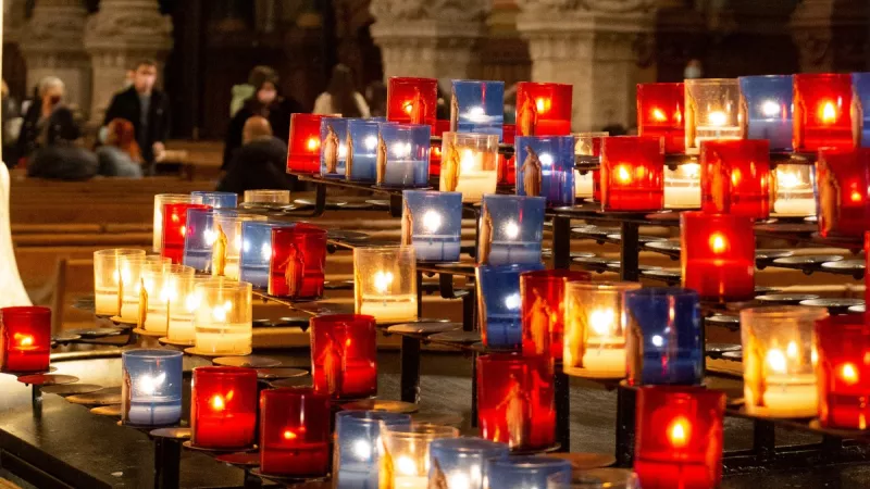 Lumignons dans la basilique de Fourvière à Lyon, France. 12/2021 ©Unsplash
