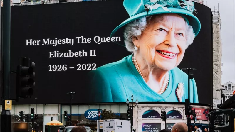 Hommage à la Reine Elizabeth II sur un panneau publicitaire à Londres, en Angleterre. 2022 ©Unsplash