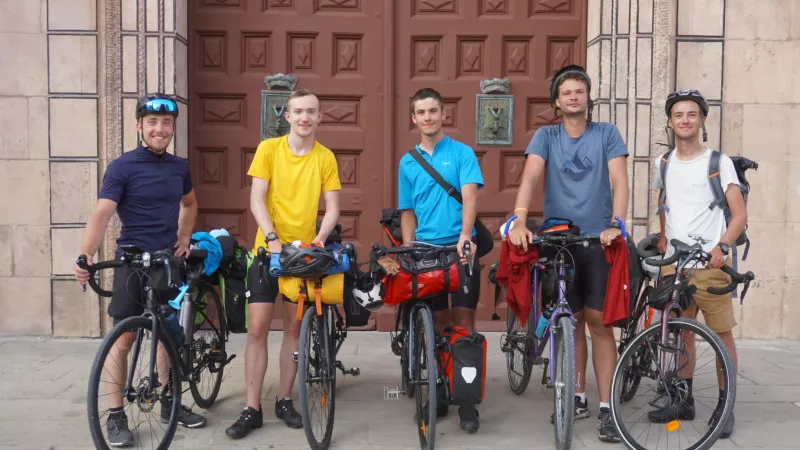 Augustin, Jean-Emmanuel, Helier, Ignace et Felix avec leur vélo entre le Portugal et la Bretagne pour arriver aux JMJ 2023 ©Ignace.