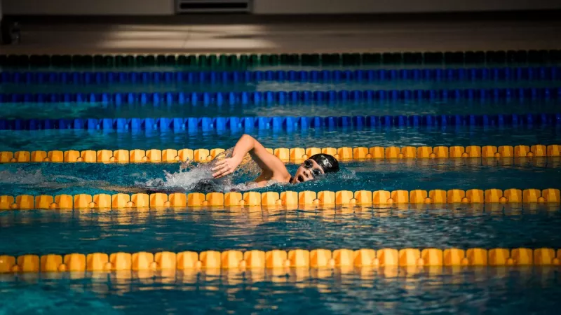 Nageur se baignant dans une piscine municipale. ©Unsplash