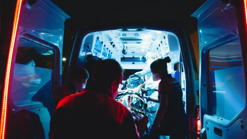 Ambulanciers prenant en charge un patient. ©Unsplash