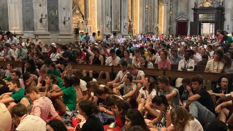 Les centaines de jeunes français réunis dans la basilique da Estrela se sont appropriés le nouveau format de catéchèses aux JMJ / Pierre-Hugues Dubois