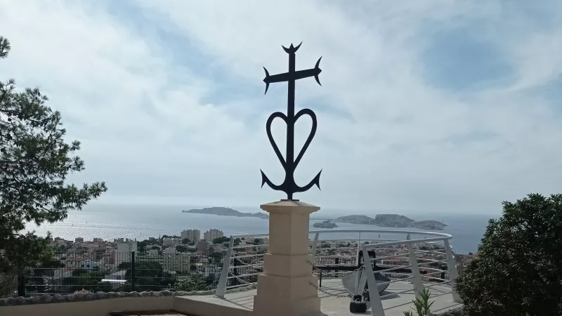 stèle dédiée aux disparus en mer à Notre Dame de la Garde c/Dialogue RCF