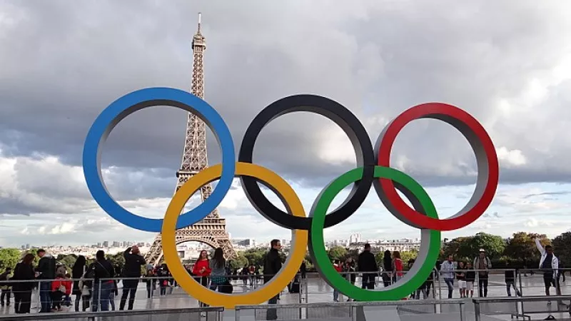 Olympic_rings_in_the_Place_du_Trocadéro_in_Paris