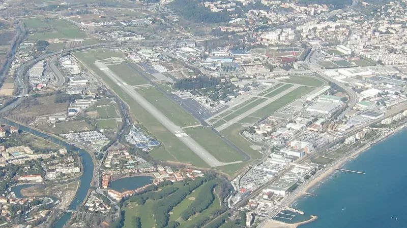 L'aéroport de Cannes-Mandelieu - Par Olivier Cleynen — Travail personnel, CC BY-SA 3.0, https://commons.wikimedia.org/w/index.php?curid=25154925