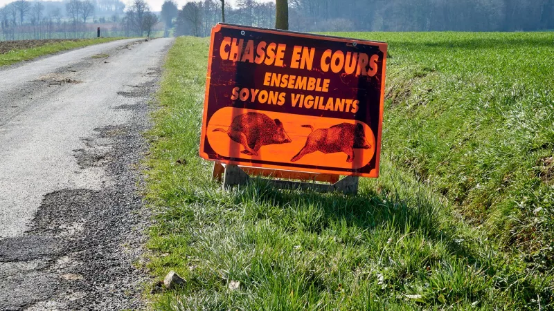 Panneau d'avertissement de chasse aux Brouzils en Vendée. Mathieu Thomasset / Hans Lucas