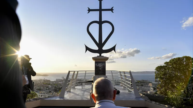 Le pape François se recueille devant la stèle des migrants et marins morts en mer Méditerrannée le 22 septembre 2023  ©Dicastero per la Comunicazione