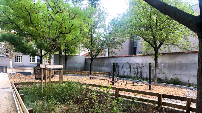 école maternelle Antonin Perrin de Villeurbanne, végétalisée à l'été 2022 - © RCF Lyon (Charlotte Mongibeaux)
