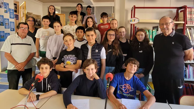 Les élèves de Notre-Dame du château, leur enseignante avec leurs 2 invités ©Martin Obadia