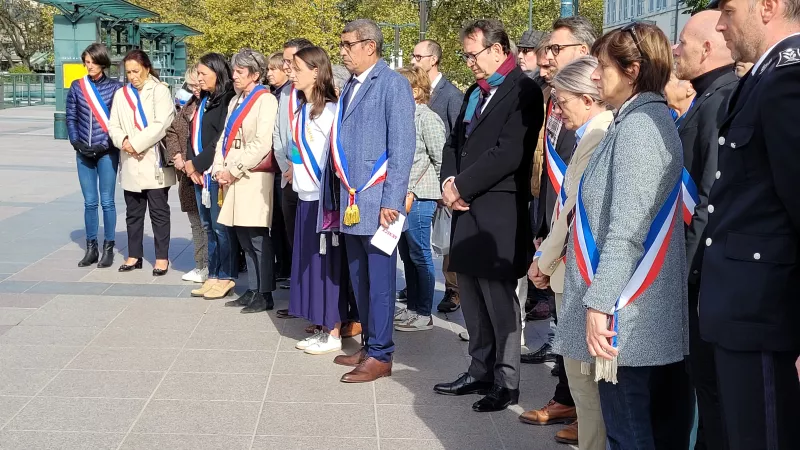 Une minute de silence observée par les élus d'Annecy, ce lundi 16 octobre 2023. ©RCF Haute-Savoie/Victorien Duchet