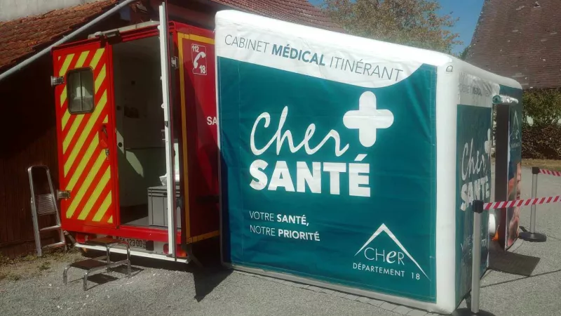 Le cabinet médical itinérant sillonne le Cher depuis juillet © RCF - Guillaume Martin-Deguéret.