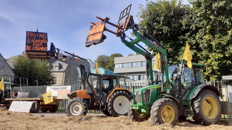 Une vingtaine de tracteurs se sont installés, jeudi matin, place de la Préfecture. (c) RCF