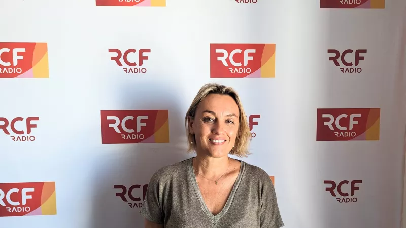 Delphine Lingemann dans les studios RCF de Clermont-Ferrand