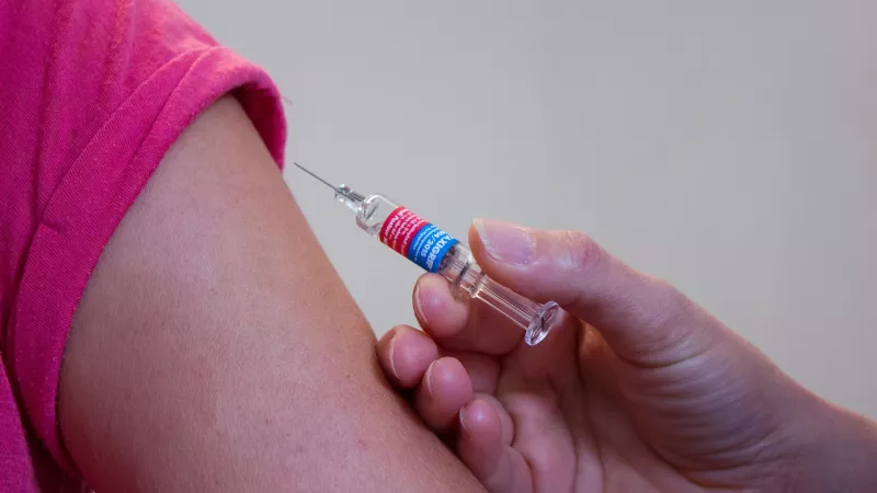  Le vaccin est recommandé depuis 2007 chez les jeunes filles de 11 à 14 ans. Depuis 2021, la recommandation concerne également les jeunes garçons.