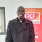 Père Guy Sagna dans les locaux de Dialogue RCF