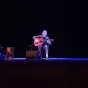 Pepe Fernandez lors d'un mini-concert au théâtre de la ville de Valence. photo : Corentin Dubois
