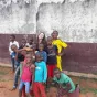 Laura Malécot et des jeunes enfants au Foyer Saint Jean Bosco, Cameroun 
