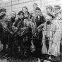 Des enfants survivants de l'Holocauste filmés quelques jours après la libération du camp de concentration d'Auschwitz par l'Armée rouge