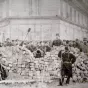 Pendant la Commune de Paris, barricade située à l'angle des boulevards Voltaire et Richard-Lenoir.