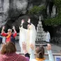 2021 - SEDICOM Lyon - Emmanuelle Chaboud et Charles-Henri Bodin signant lors d'une messe à la grotte de Lourdes