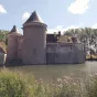 2020 DR - Les douves du Château d'Olhain ont été pour une bonne partie préservées, ce qui accentue le charme de cet îlot fortifié - HdF