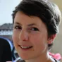 Marie-Alix Roqueplo au Cairn de Gavrinis ©RCF