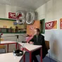 Titre événements sur fond rouge de rubrique actualité avec en bas à droite une main tendant un micro vers le haut sans pompom