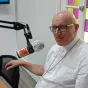 Mgr François Touvet dans les studios de RCF