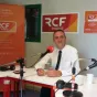 vignette France Travail sur fond bleu de rubrique économie avec le logo de France Travail centré en bas