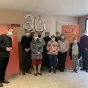 vignette prière du matin des mains jointes prient en bas à droite sur fond rose 