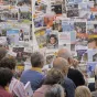 SEDICOM - rédacteurs de journaux paroissiaux en travail devant des unes