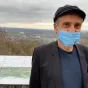 Titre Instant Culture sur fond orange de rubrique Culture avec en bas à droite la caricature de Thierry Chesneau lunette rouge et micro RCF à la main